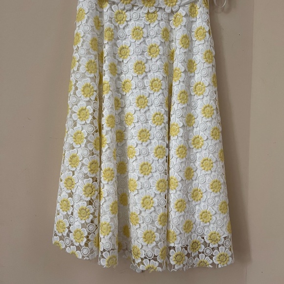 White and Yellow Flower Lace Dress Size 2 - Picture 3 of 10